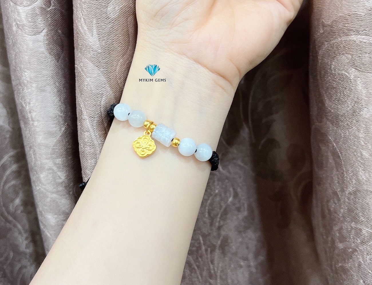 Vòng Dây Tết Lu Thống Moonstone+Bạch Ngọc A8mm Mix Charm Vàng 24k