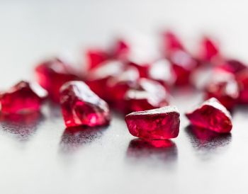 Đá Ruby nhân tạo là gì? Có nên đeo đá Ryby nhân tạo
